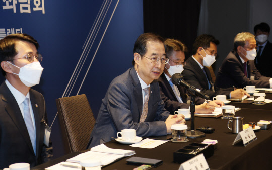 한덕수 국무총리가 남미 3개국 순방을 마치고 15일(현지시간) 미국 애틀랜타에 도착, 웨스틴호텔에서 전기자·배터리 관련 한국 기업 초청 좌담회에 참석해 발언하고 있다.<연합뉴스>